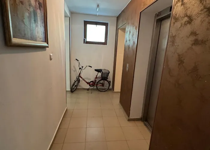 Amadeus1 - 37b Large Apartment *